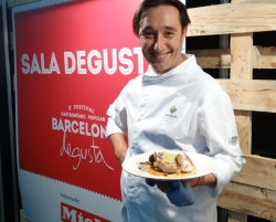 El cocinero Isma Prados con el plato elaborado con productos de Mercabarna