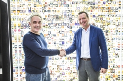 Ferran Adrià y Josep Tejedo, en la firma del acuerdo