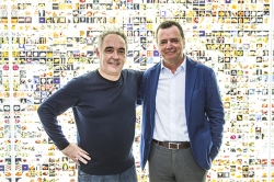 Ferran Adrià i Josep Tejedo, durant la signatura de l'acord
