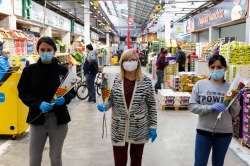 Trabajadoras del Mercado Central de Frutas y Hortalizas con las rosas
