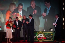 Momento del homenaje a Joan Llonch, con el presidente de Assocome y el director general de Mercabarna
