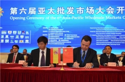 El president de CAWA, Zengjun Ma, i el director general de Mercabarna, Josep Tejedo, durant la signatura del conveni d’assessorament a Pequín