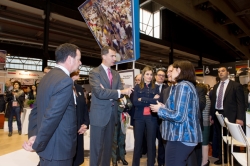 Els prínceps d'Astúries, el president de la Generalitat de Catalunya, l'alcalde de Barcelona, la tinent d'alcalde de l'Ajuntament de Barcelona i presidenta de Mercabarna i el director general de Mercabarna, a l'estand de Mercabarna