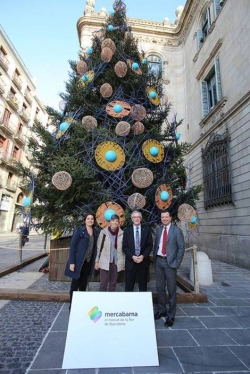 L'alcalde de Barcelona, la presidenta i el director general de Mercabarna i la directora de Rosa Valls-formació davant de l'arbre de nadal instal·lat a la Plaça Sant Jaume