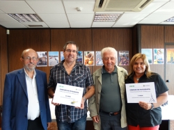 Els dos integrants del jurat amb els guanyadors del primer i segon premi respectivament del concurs de fotos del Calendari del Mercat