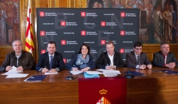 El vicepresident d'AGEM, J.Boixadós; el director de Mercabarna, J.Tejedo; la tinent d'alcalde de l'Ajuntament i presidenta de Mercabarna, S.Recasens; el president d'AGEM, C.Llorens, i els representants de les cooperatives, X.Fonollosa i Ll.Solanas