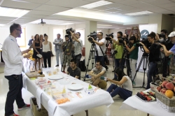 Elaboració de les receptes de postres amb fruites durant la trobada amb la premsa celebrada l'11 de juliol a Mercabarna