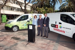 La presidenta de Mercabarna, acompanyada pel conseller director general de Nissan Iberia i el director general de Mercabarna durant la presentació de la furgoneta elèctrica