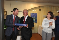 Entrega de la placa de reconeixement a Salvador Bernadó